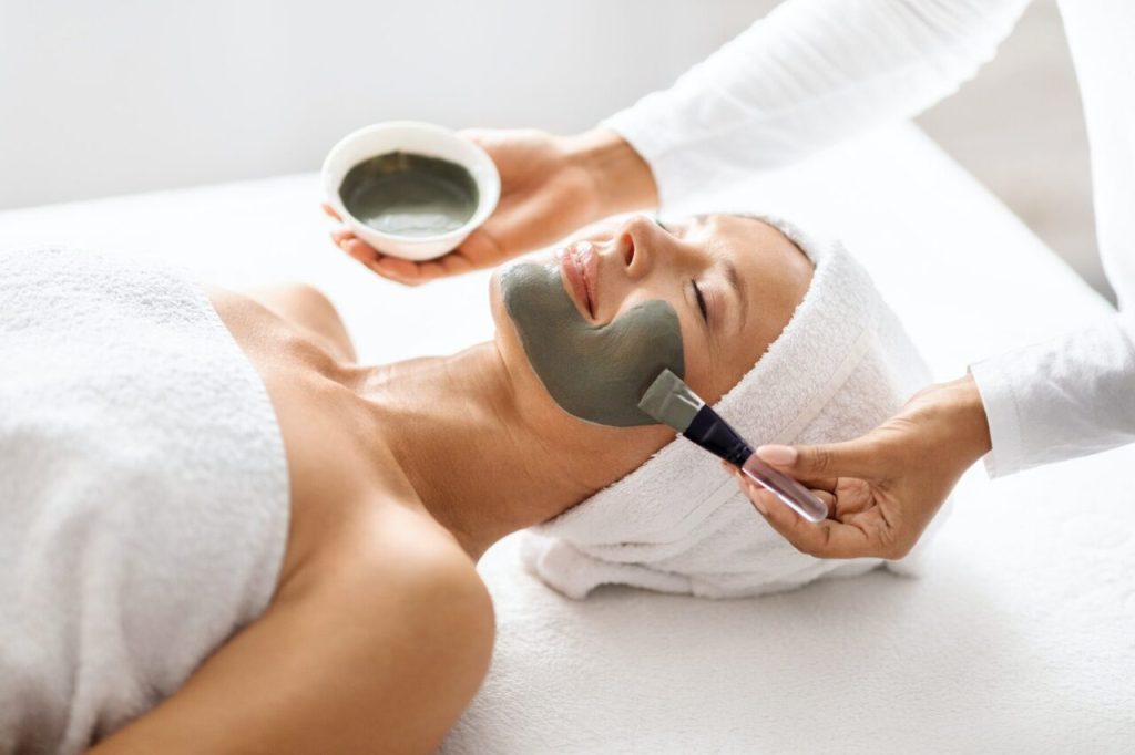 Aplicación de tratamiento facial en Aria
